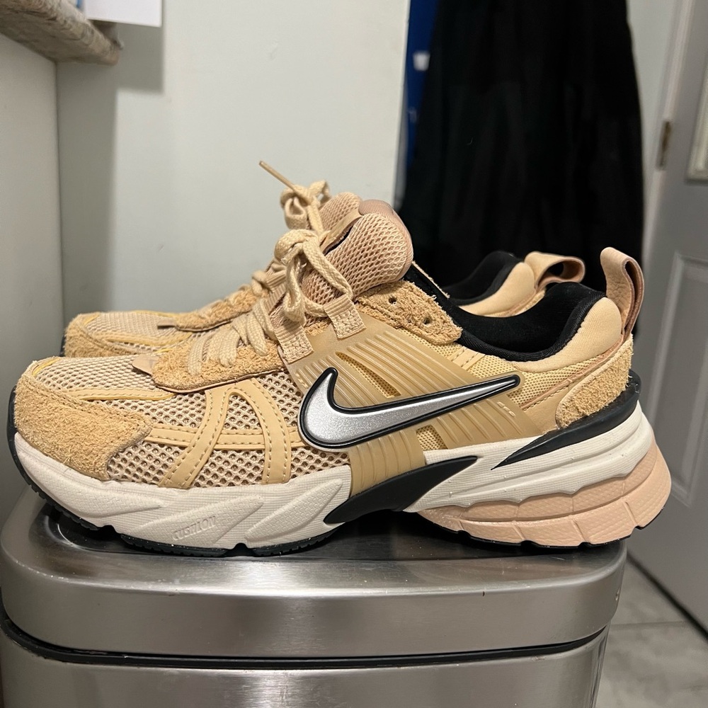 Nike Beige and Black Women's Sneakers